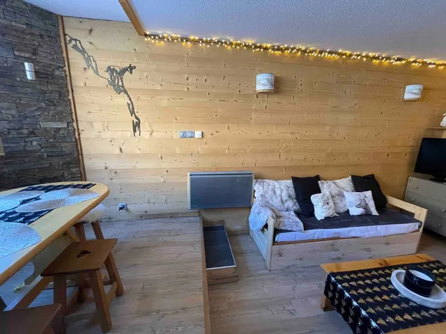La banquette-lit et ses tiroirs de rangement.