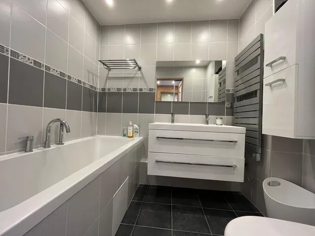 La salle de bains, avec baignoire.